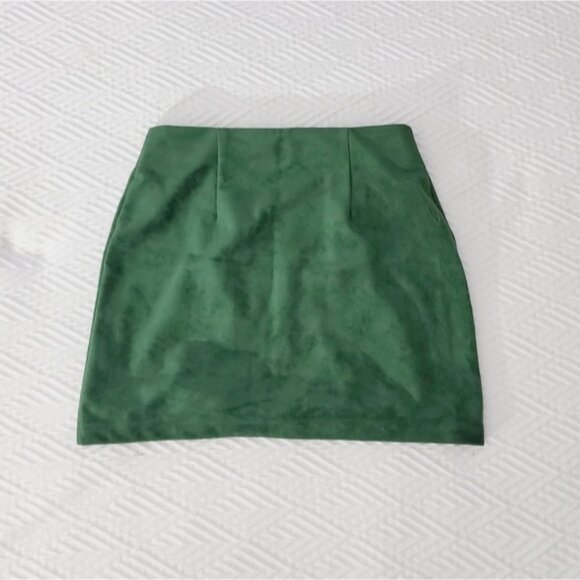 Green Suedette Silky Soft Zippered Mini Skirt- Brand New - Picture 2 of 4